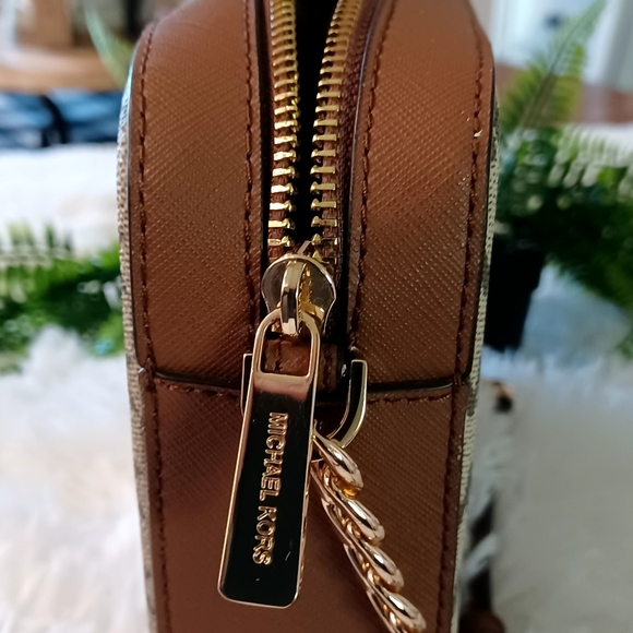 FIRM AUTHENTIC NWOT MICHAEL KORS JET SET CHARM NAT/LUGG LG EW CROSSBODY - Picture 5 of 7